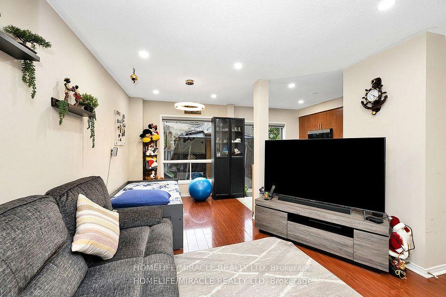 Photo 10 of 41 Goldenlight Circle, Brampton, Brampton West — HOMEH