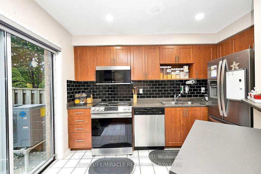 Photo 11 of 41 Goldenlight Circle, Brampton, Brampton West — HOMEH