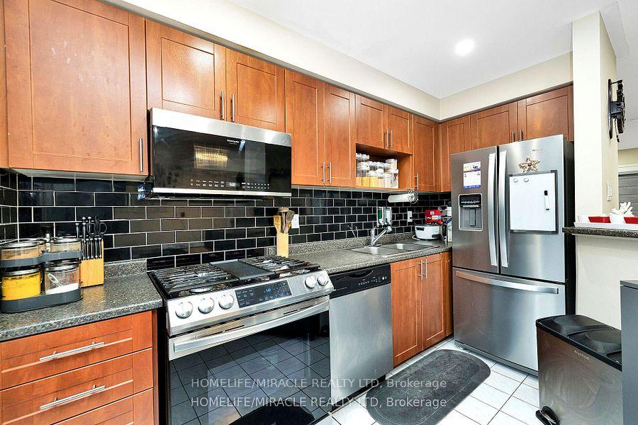 Photo 12 of 41 Goldenlight Circle, Brampton, Brampton West — HOMEH