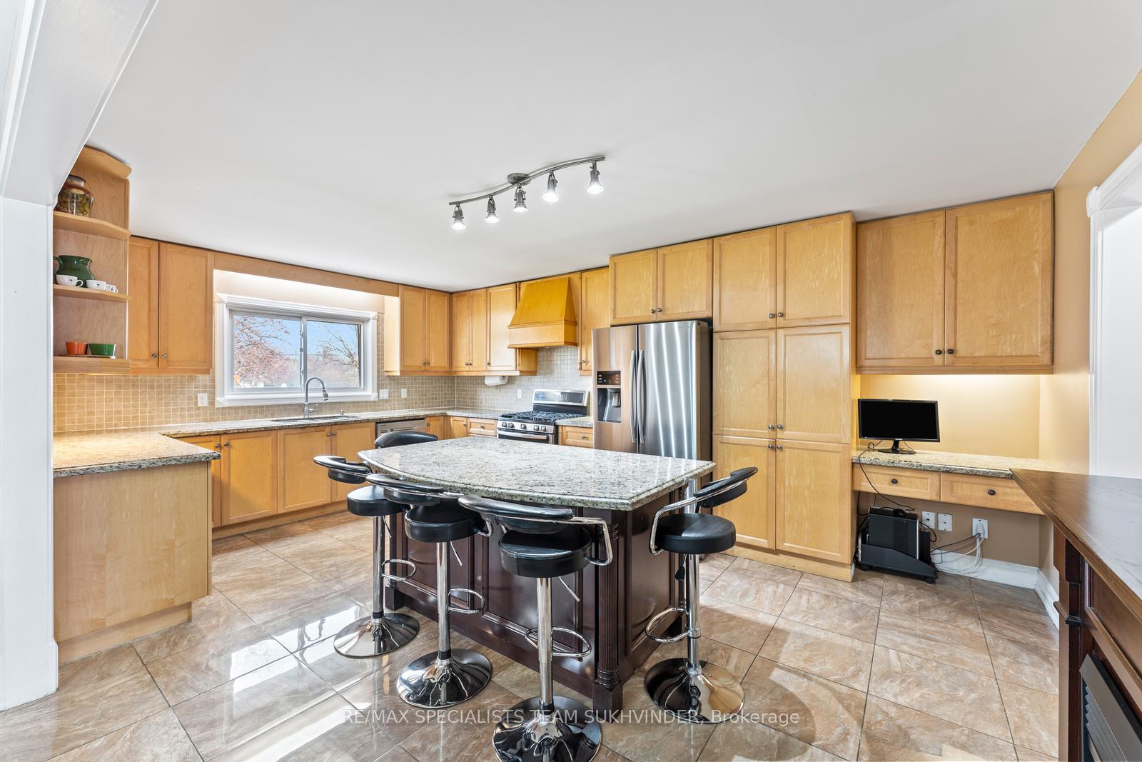 Photo 8 of 10604 Mcvean Drive, Brampton, Toronto Gore Rural Estate — HOMEH