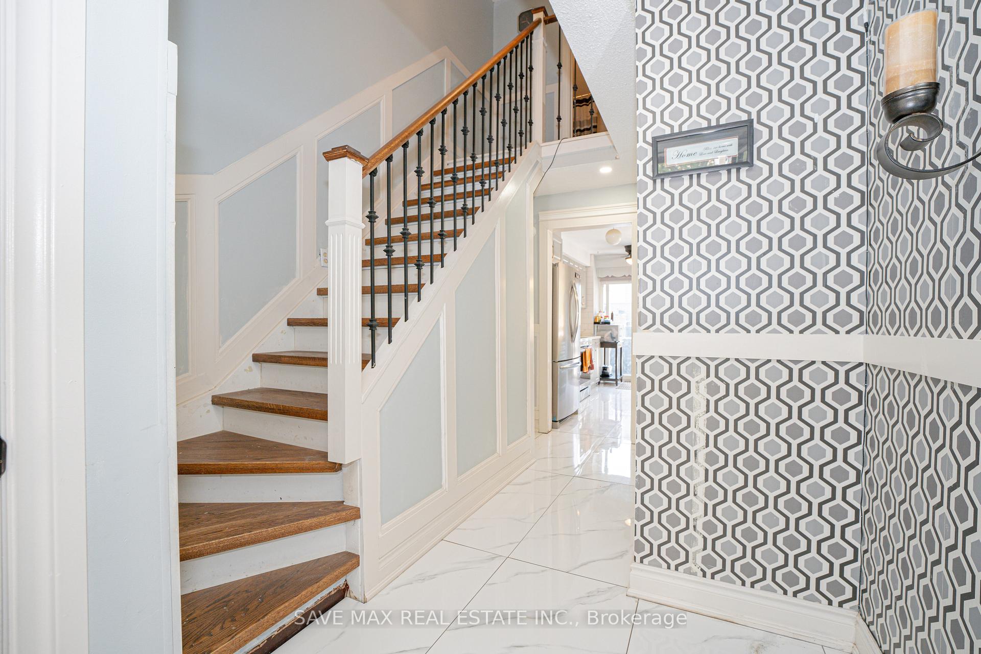 Photo 3 of 26 Gilmore Drive N, Brampton, Madoc — HOMEH