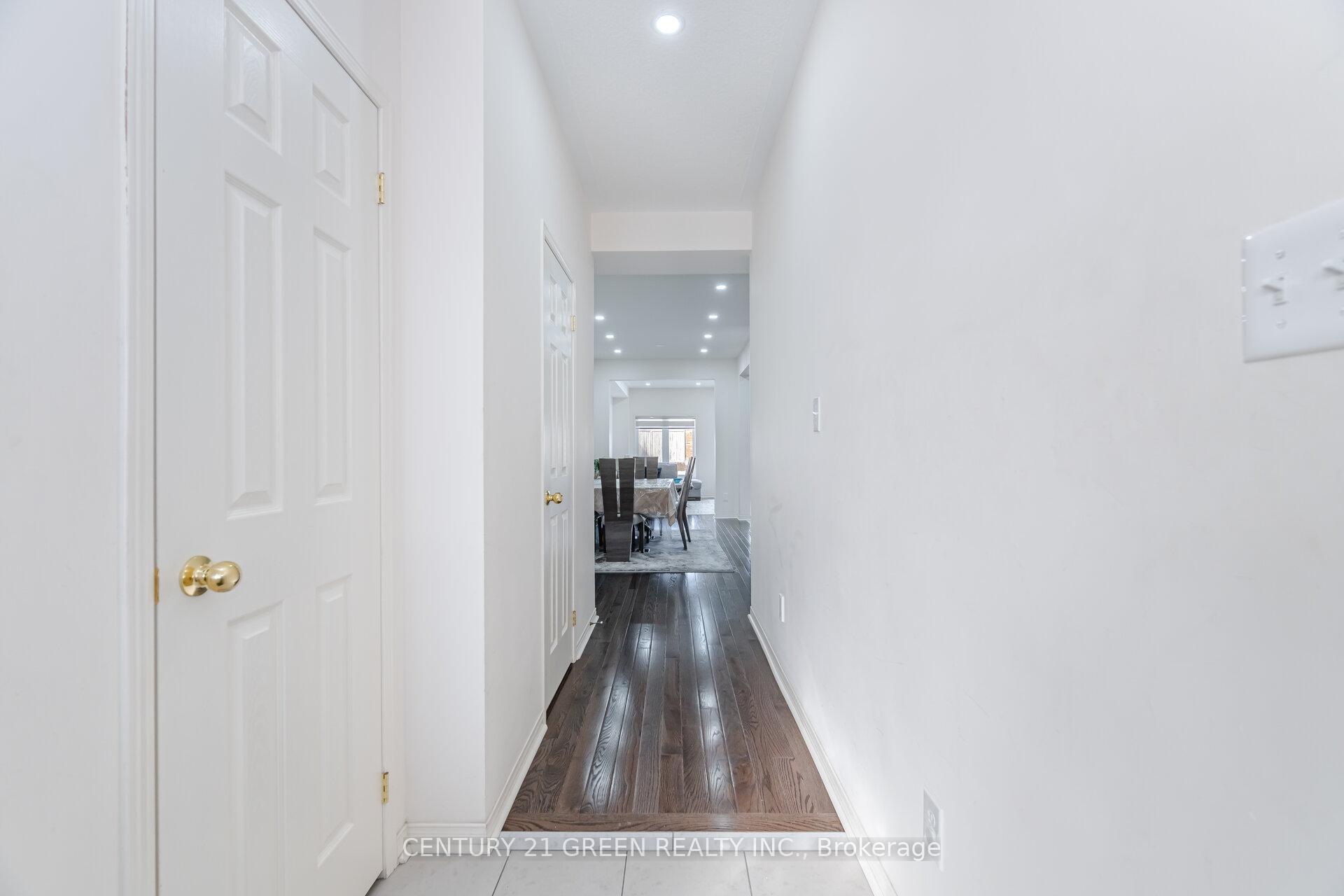 Photo 5 of 120 Cookview Drive, Brampton, Sandringham-Wellington — HOMEH