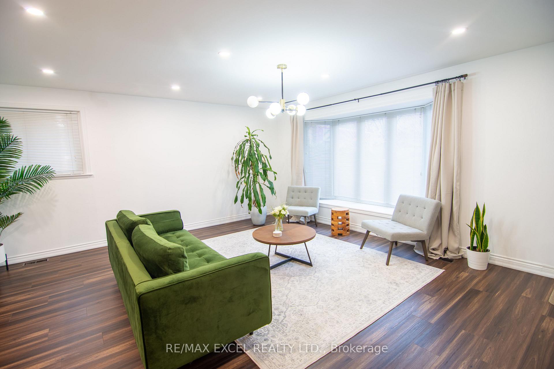 Photo 5 of 56 Farmington Drive, Brampton, Brampton East — HOMEH