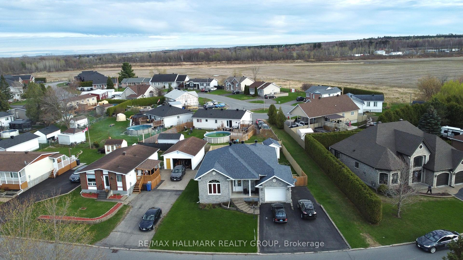 Photo 2 of 863 Victoria Street, Champlain, L'Orignal — HOMEH