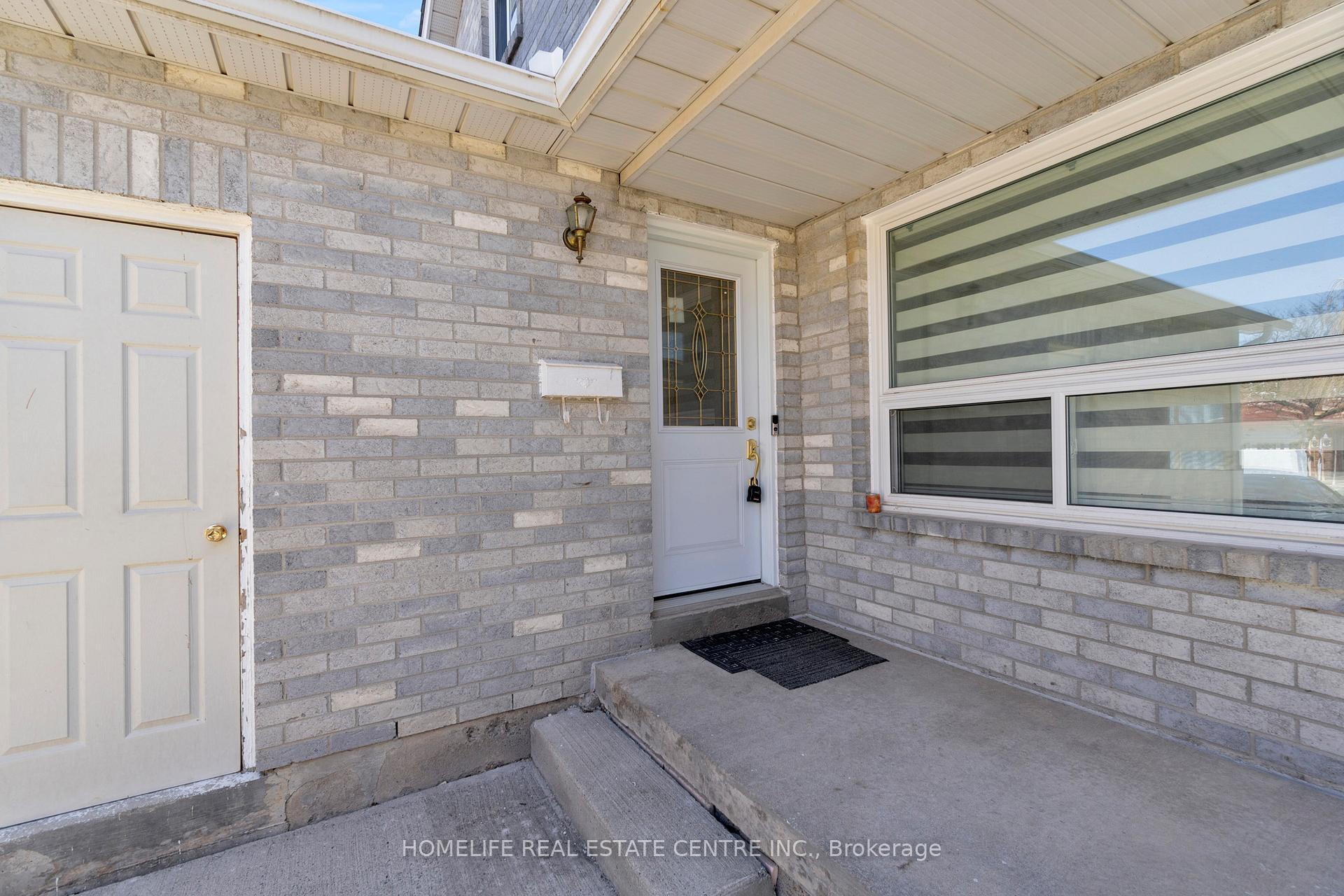 Photo 4 of 28 Donna Drive, Brampton, Heart Lake West — HOMEH