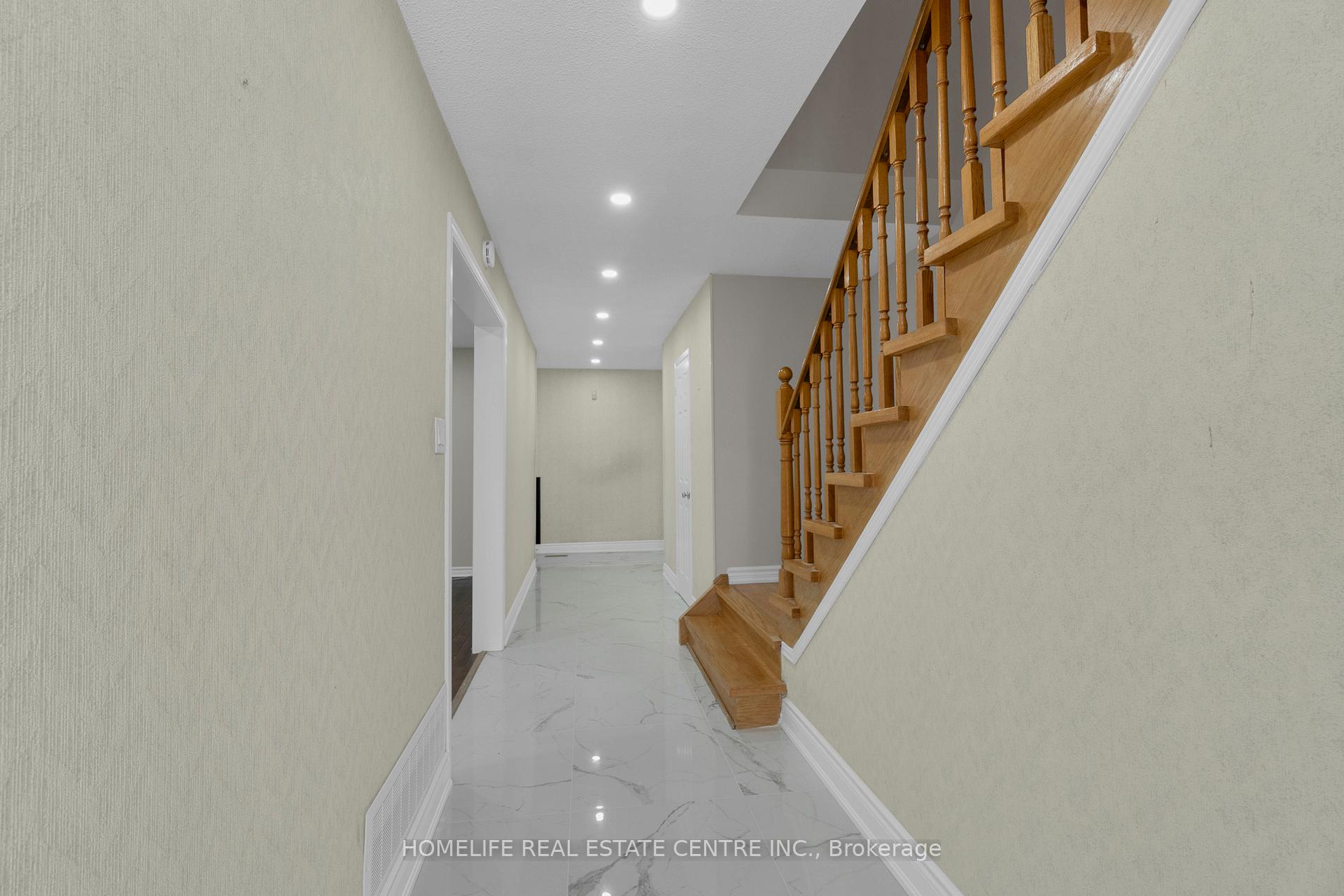 Photo 7 of 28 Donna Drive, Brampton, Heart Lake West — HOMEH
