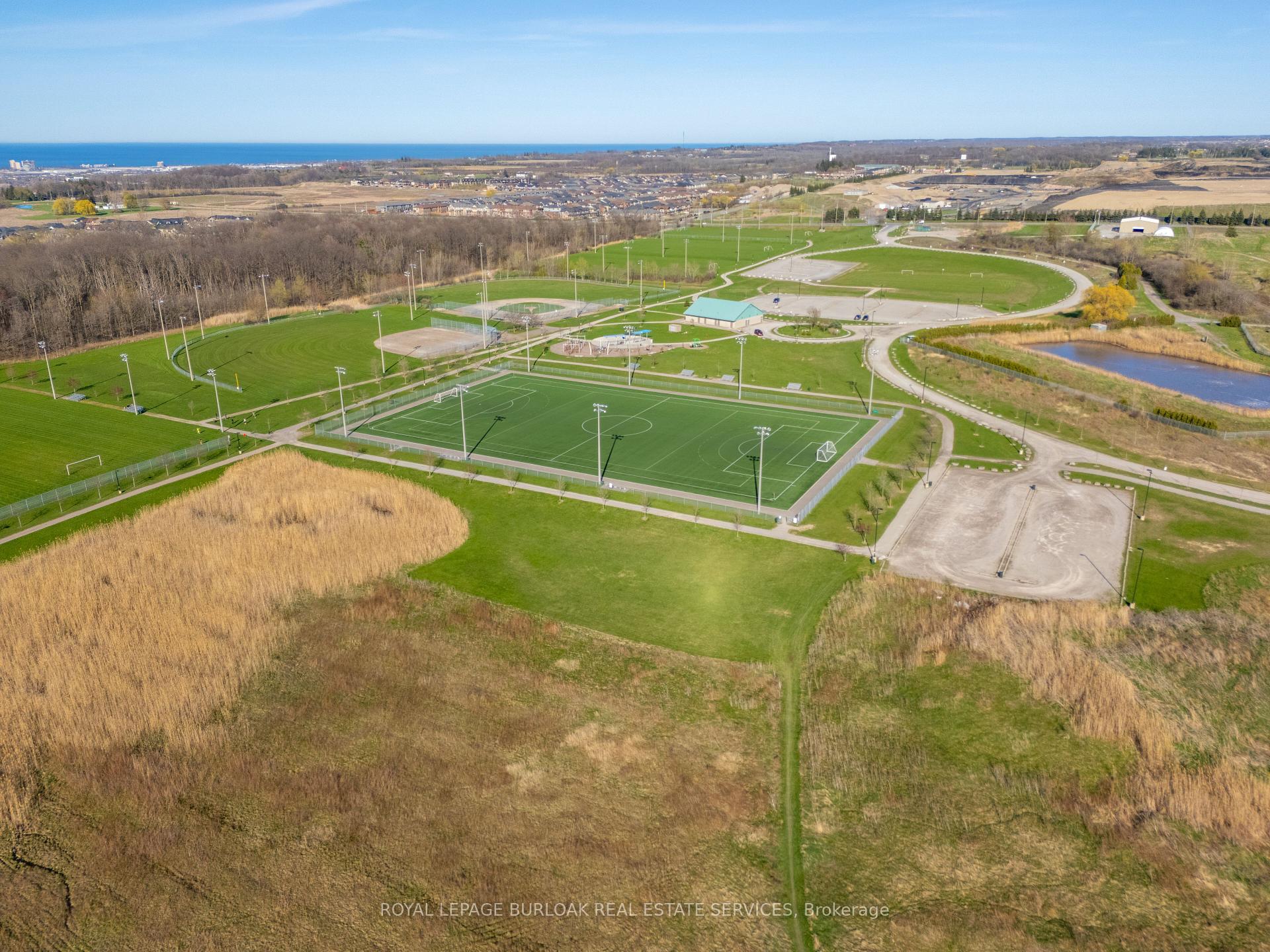 Photo 3 of 4 Thornbury Court, Hamilton, Stoney Creek Mountain — HOMEH