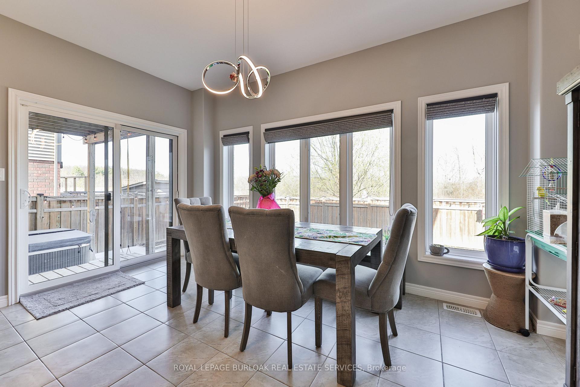 Photo 10 of 4 Thornbury Court, Hamilton, Stoney Creek Mountain — HOMEH