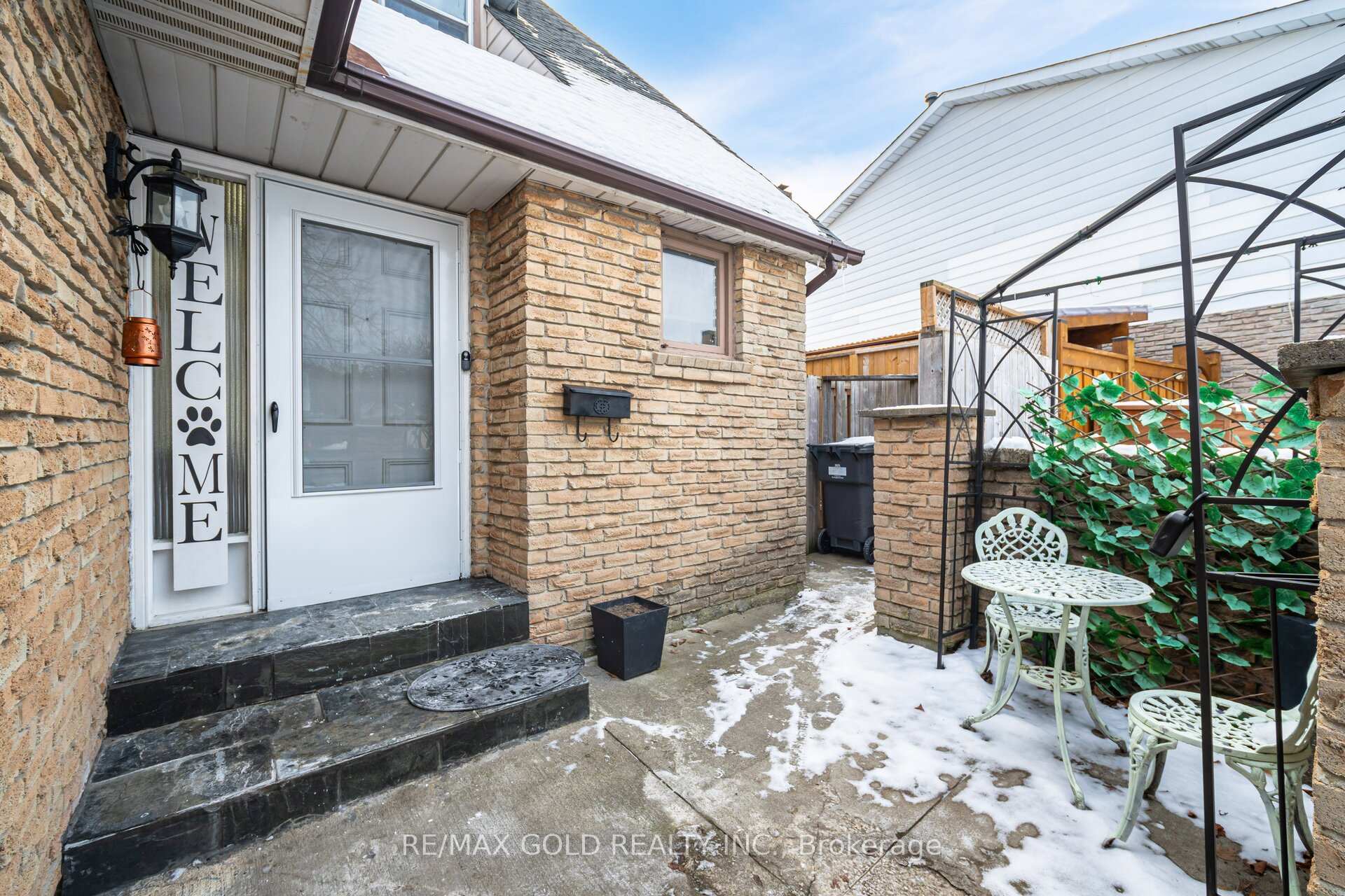 Photo 4 of 117 Beech Street, Brampton, Brampton North — HOMEH