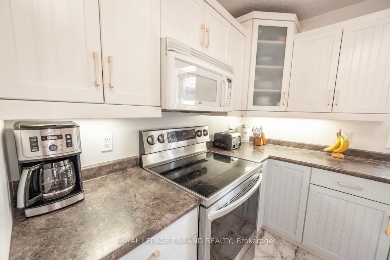 Photo 13 of 68 Meadowvale Drive, St. Thomas — HOMEH