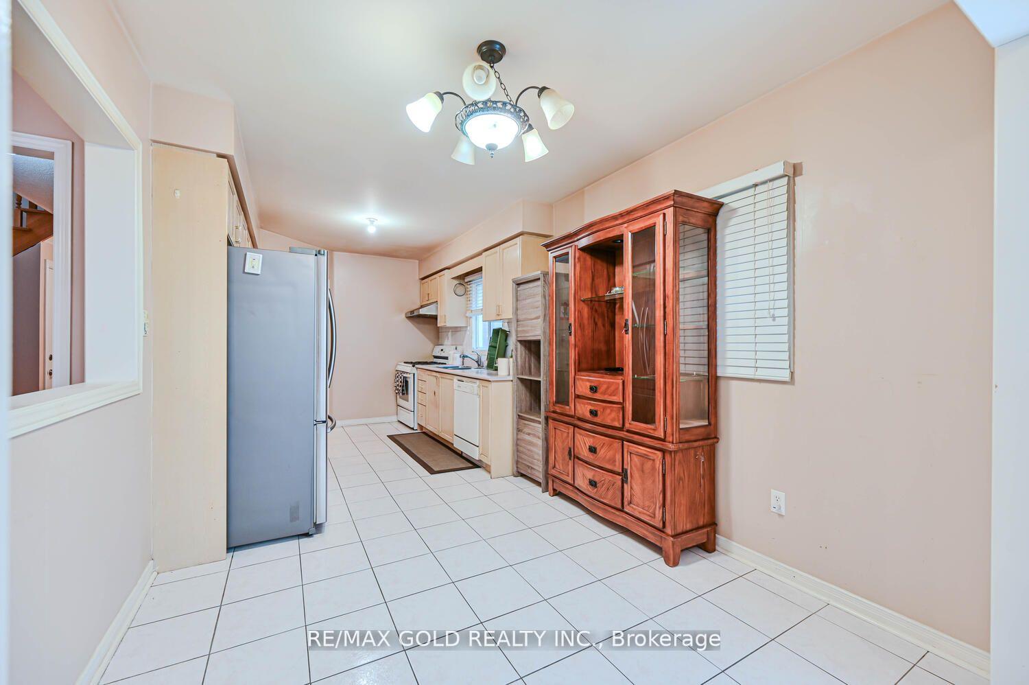 Photo 12 of 17 Red River Drive, Brampton, Sandringham-Wellington — HOMEH
