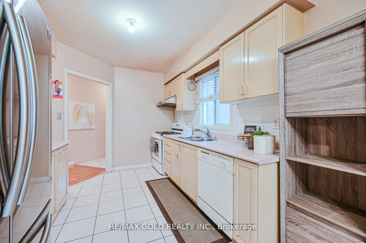 Photo 16 of 17 Red River Drive, Brampton, Sandringham-Wellington — HOMEH