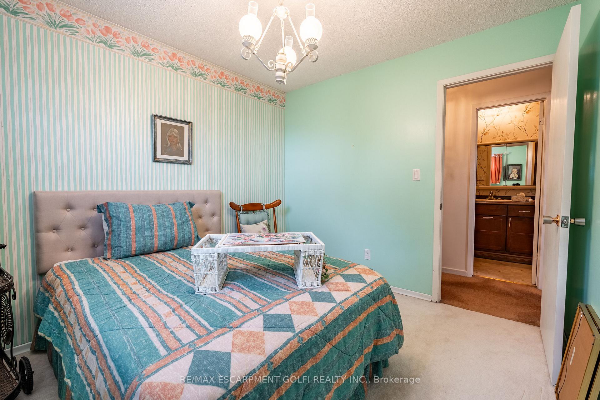 Photo 4 of 43 Brackencrest Road, St. Catharines, Secord Woods — HOMEH