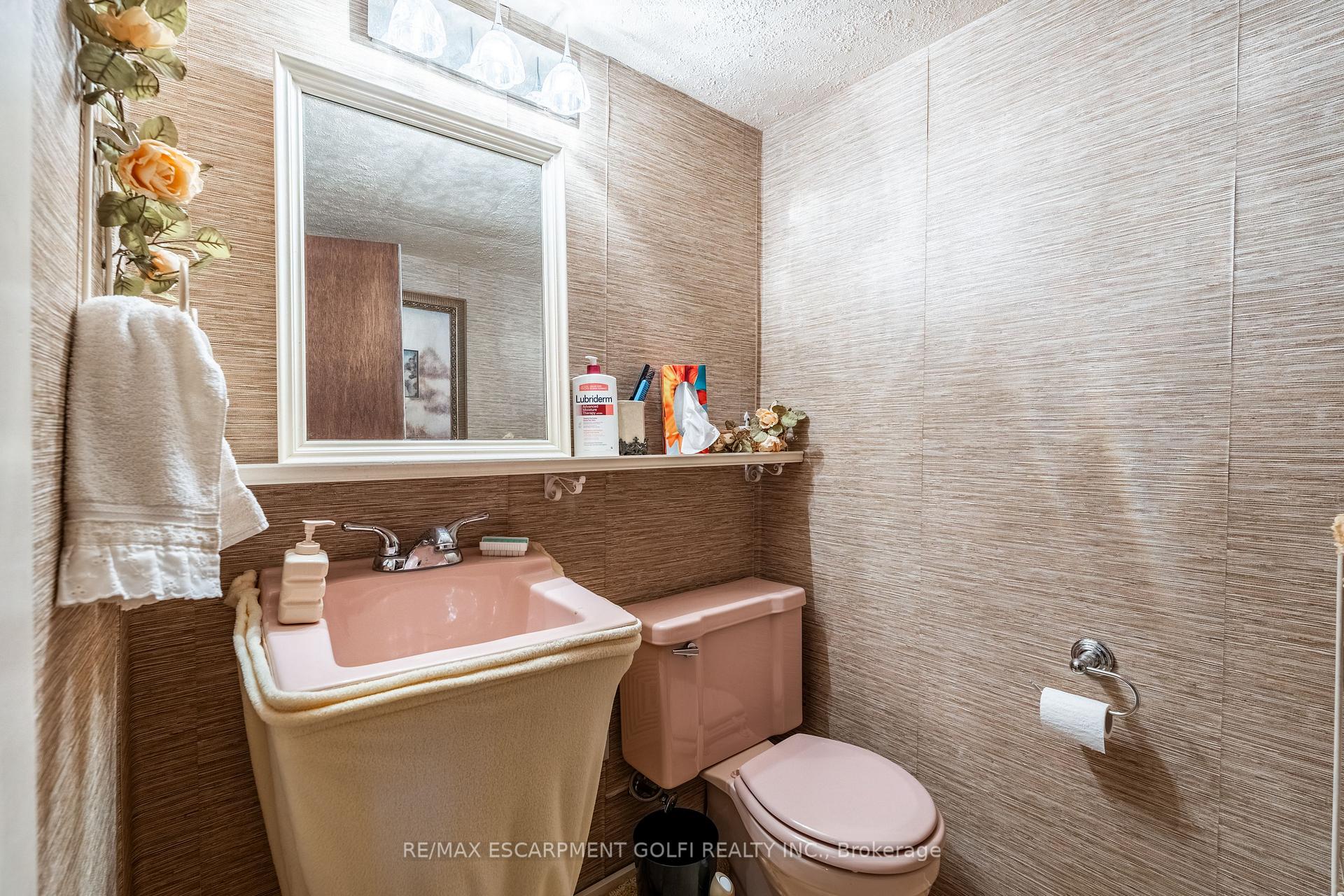 Photo 14 of 43 Brackencrest Road, St. Catharines, Secord Woods — HOMEH