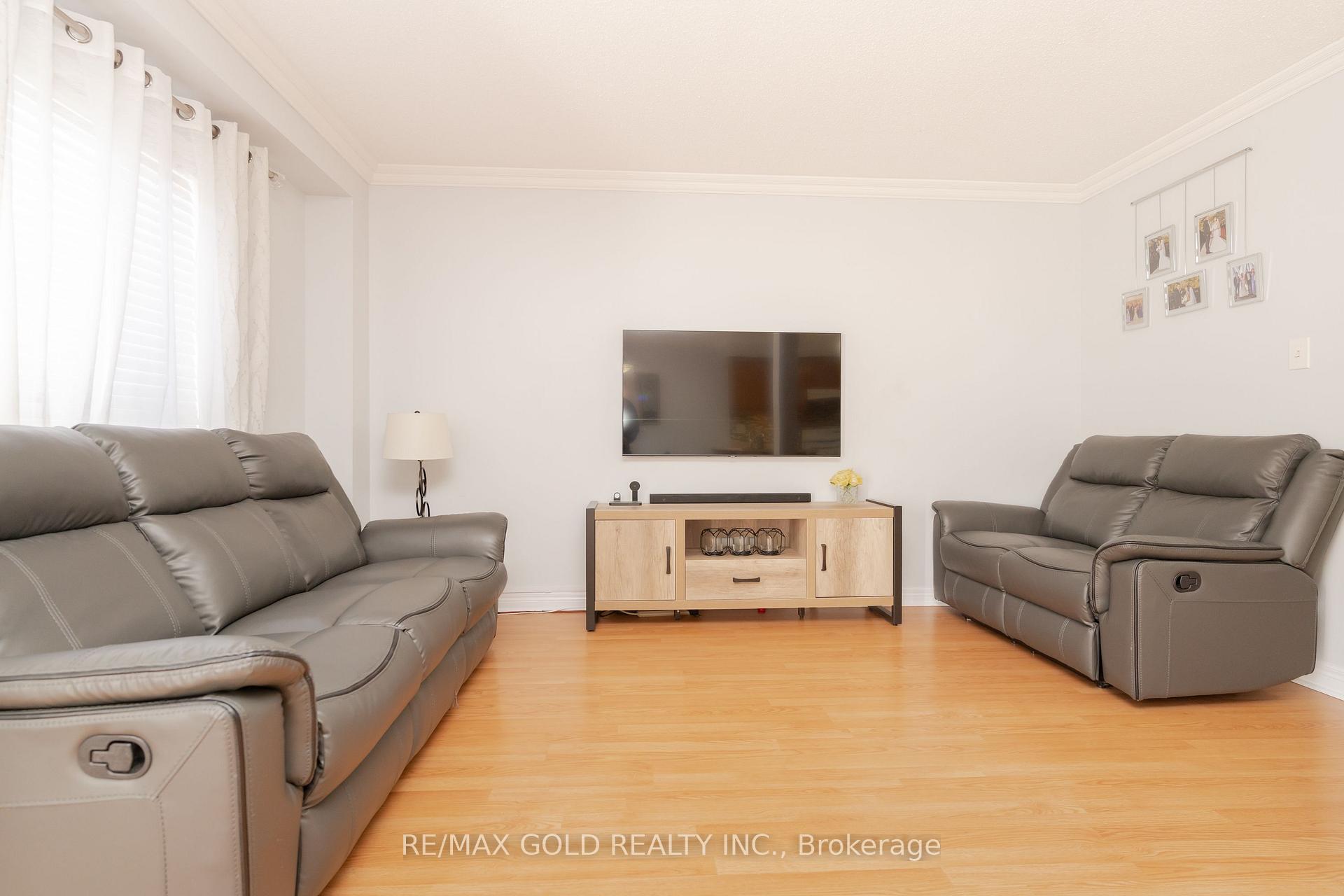 Photo 8 of 79 Ridgemore Crescent, Brampton, Fletcher's Meadow — HOMEH