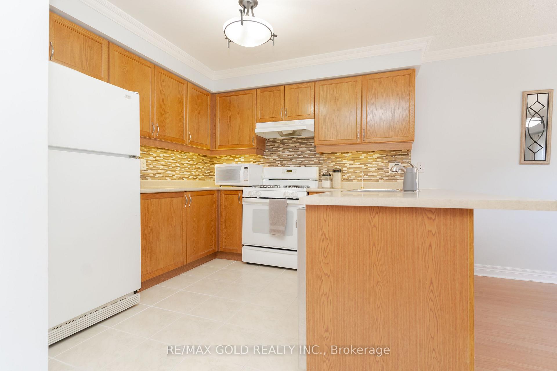 Photo 11 of 79 Ridgemore Crescent, Brampton, Fletcher's Meadow — HOMEH