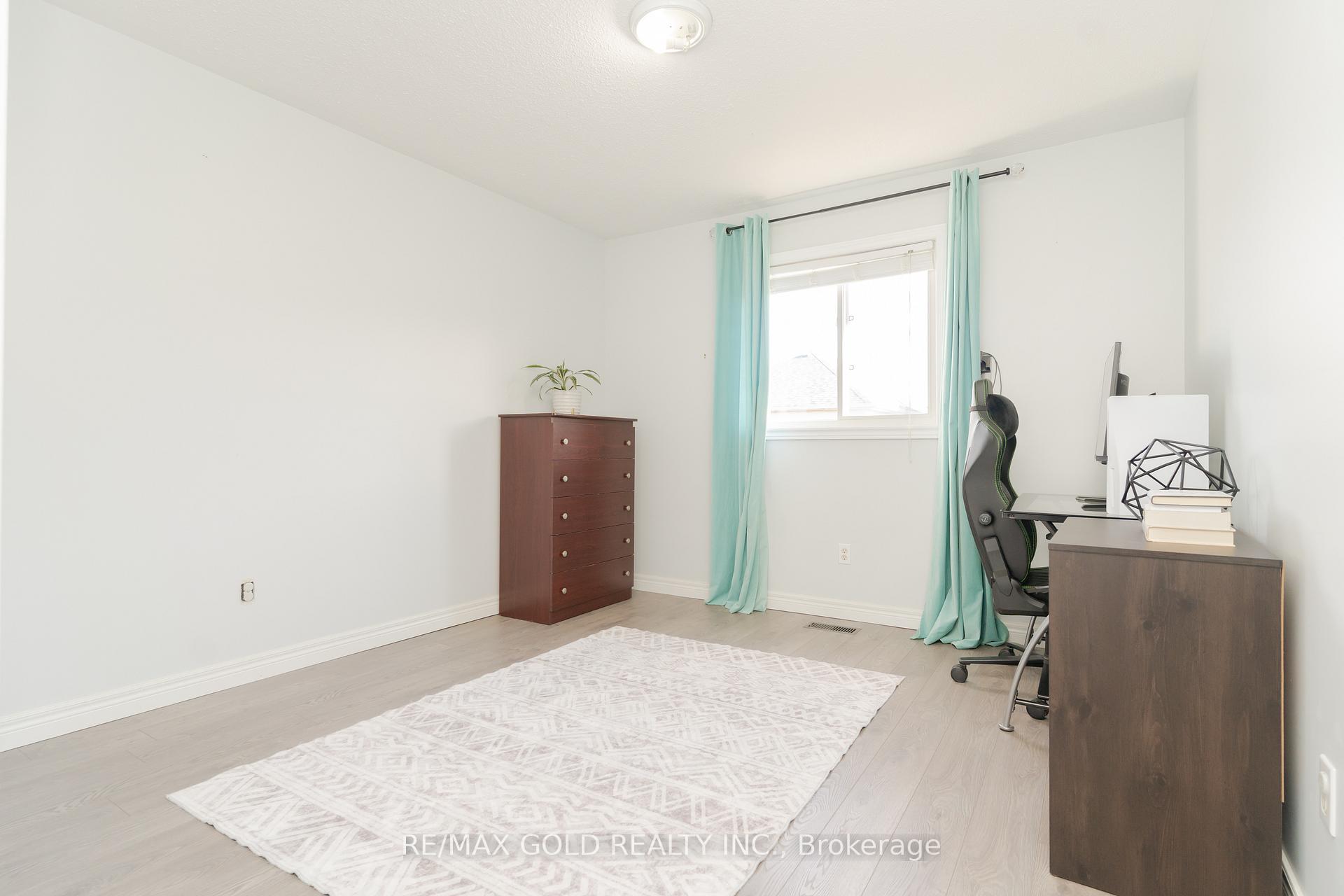 Photo 18 of 79 Ridgemore Crescent, Brampton, Fletcher's Meadow — HOMEH