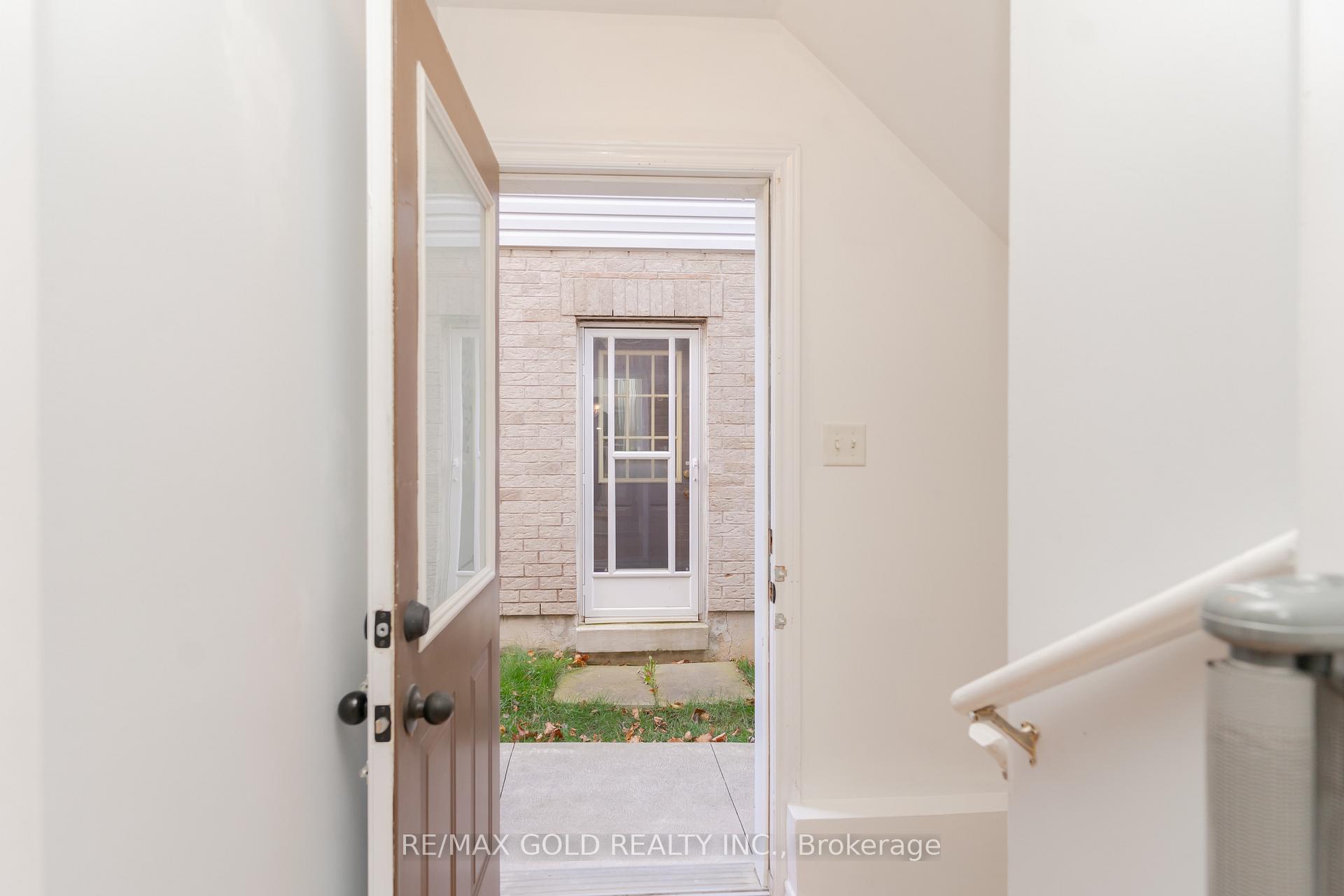 Photo 19 of 79 Ridgemore Crescent, Brampton, Fletcher's Meadow — HOMEH