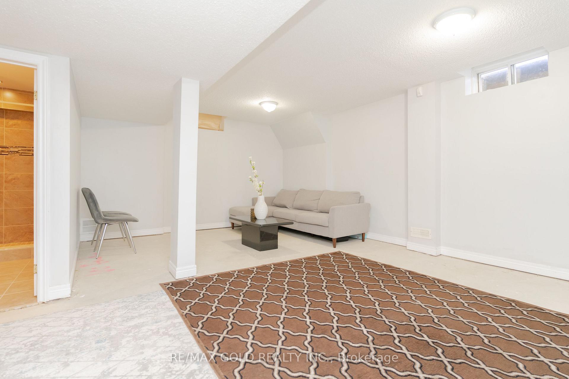 Photo 21 of 79 Ridgemore Crescent, Brampton, Fletcher's Meadow — HOMEH