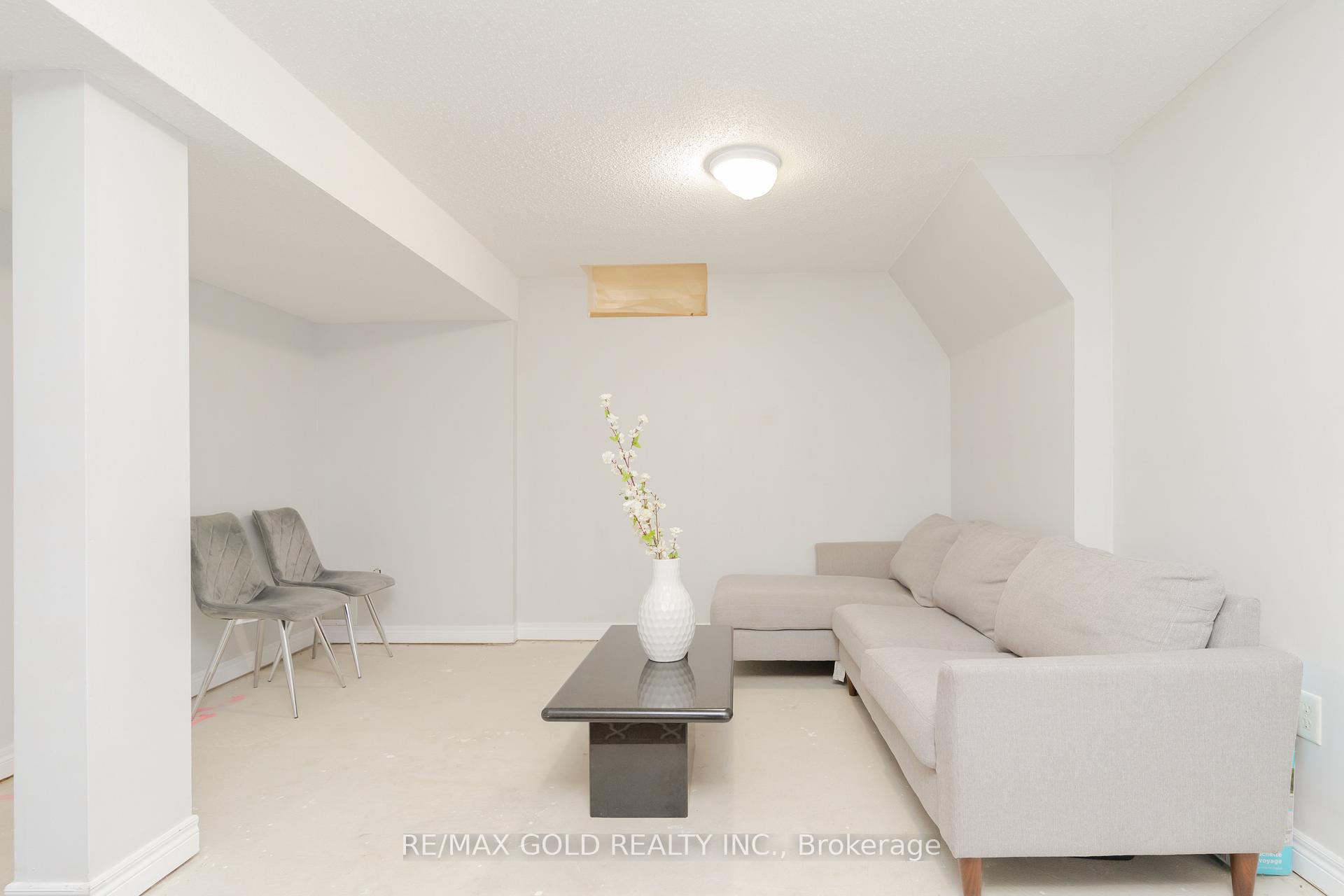 Photo 22 of 79 Ridgemore Crescent, Brampton, Fletcher's Meadow — HOMEH