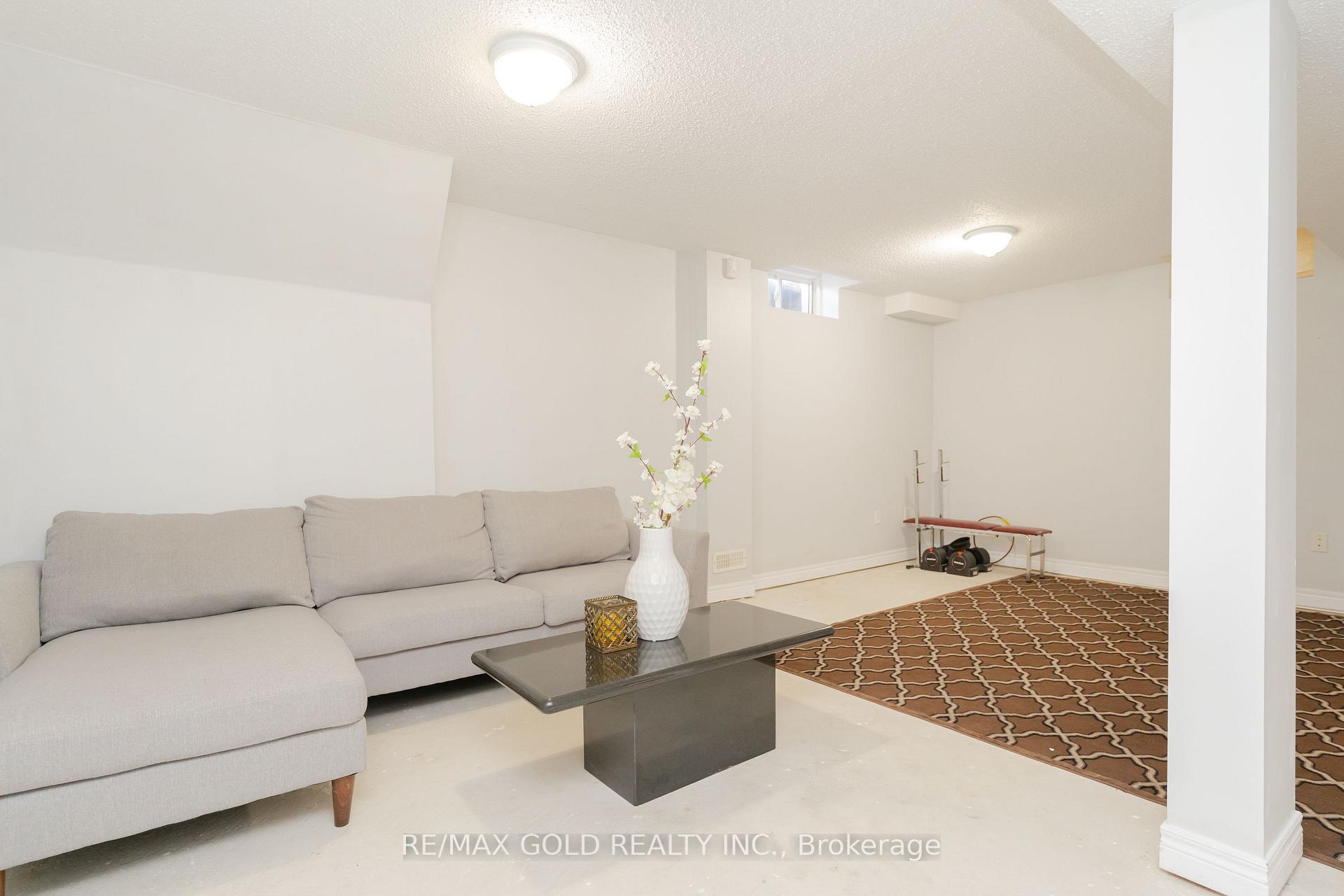 Photo 23 of 79 Ridgemore Crescent, Brampton, Fletcher's Meadow — HOMEH