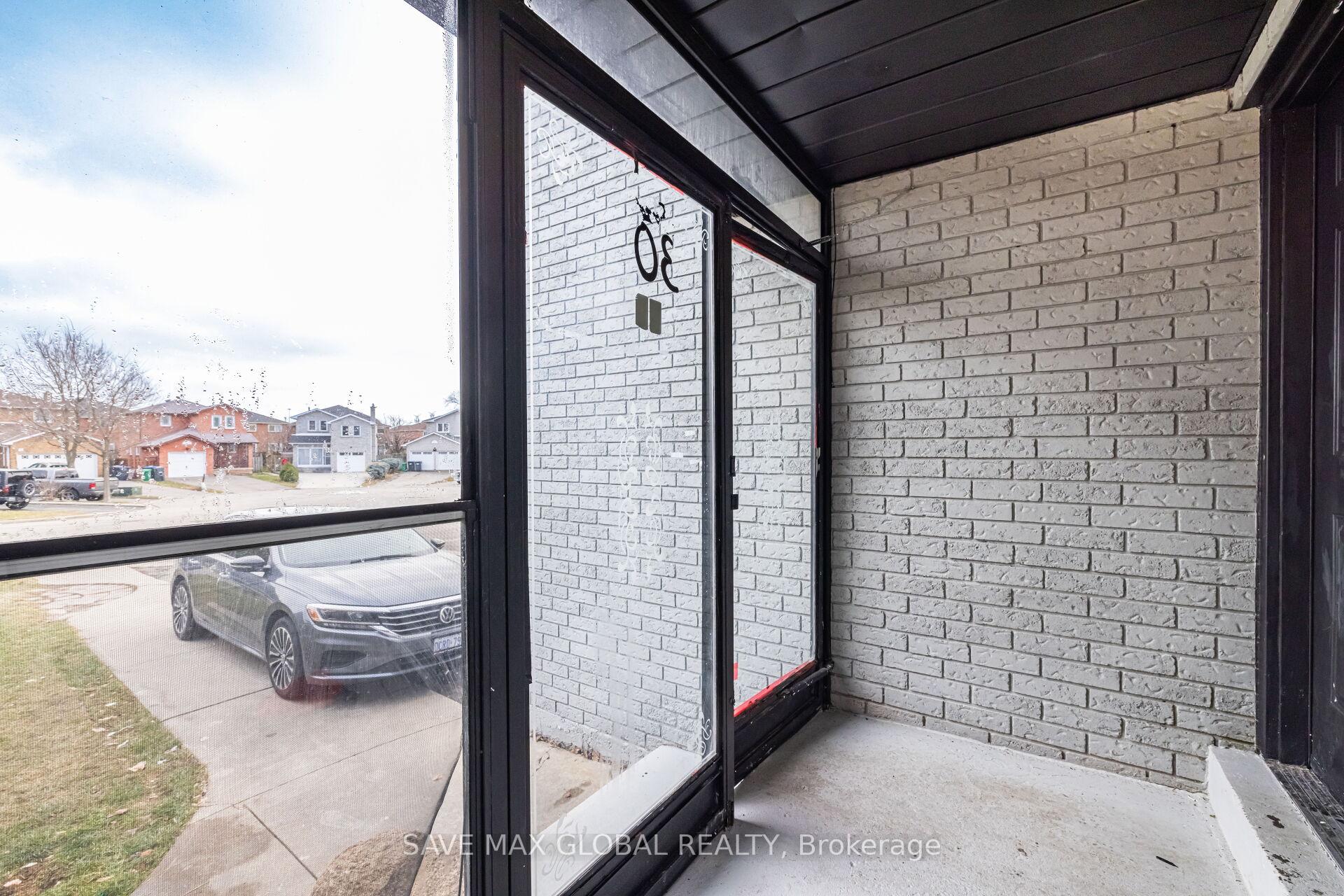 Photo 5 of 30 Rodwell Court, Brampton, Fletcher's Creek South — HOMEH