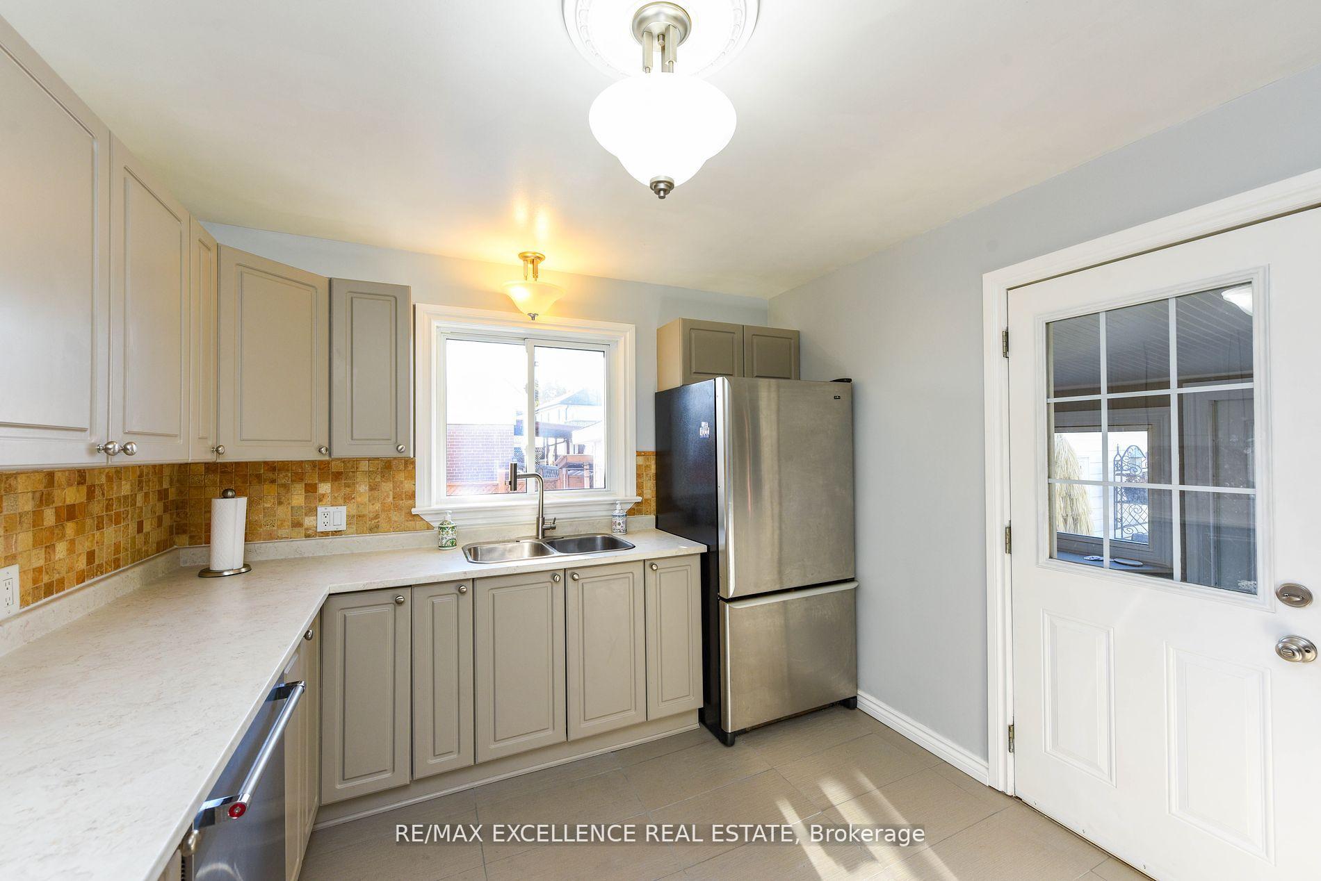Photo 12 of 38 Mccaul Street, Brampton, Brampton North — HOMEH