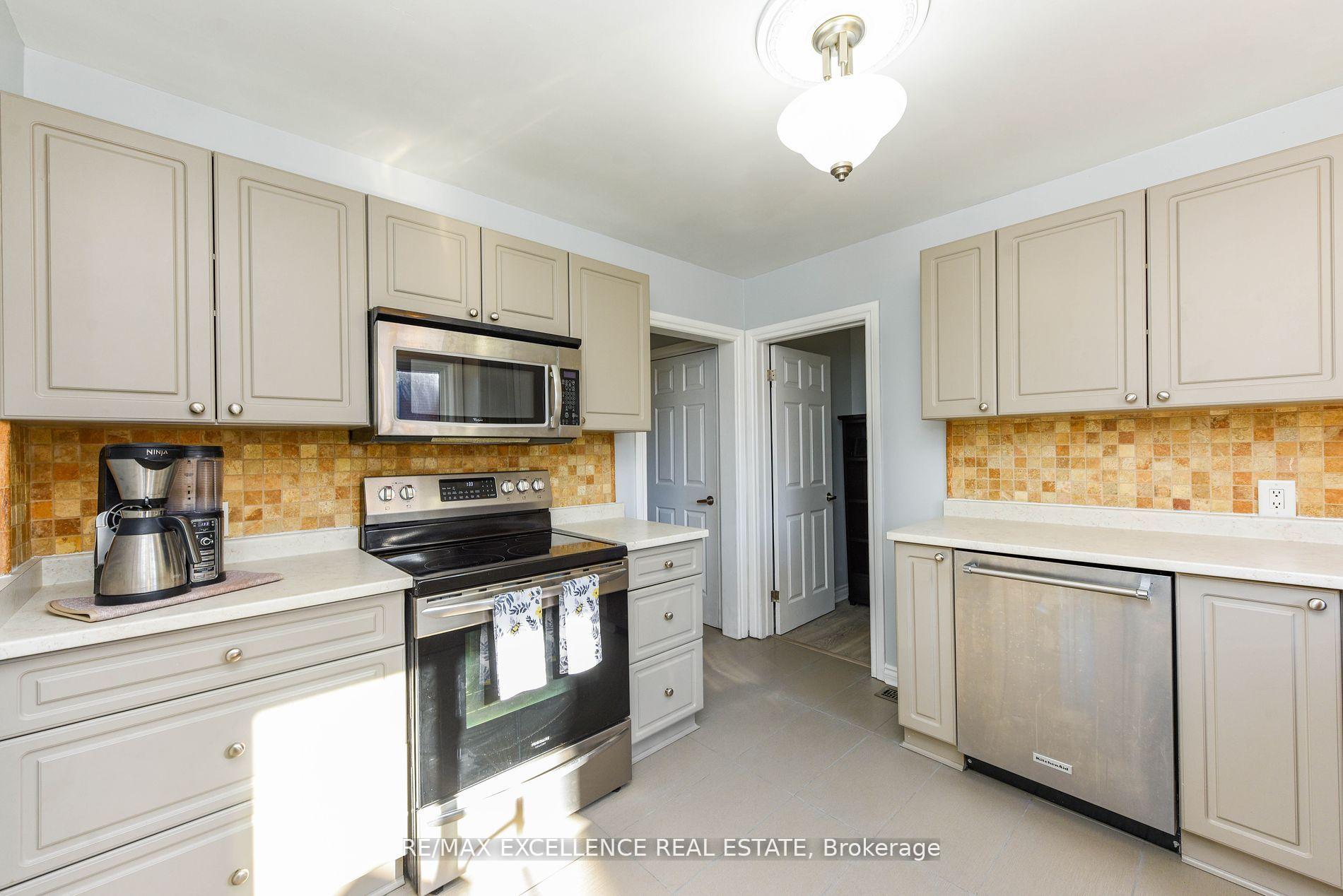 Photo 13 of 38 Mccaul Street, Brampton, Brampton North — HOMEH