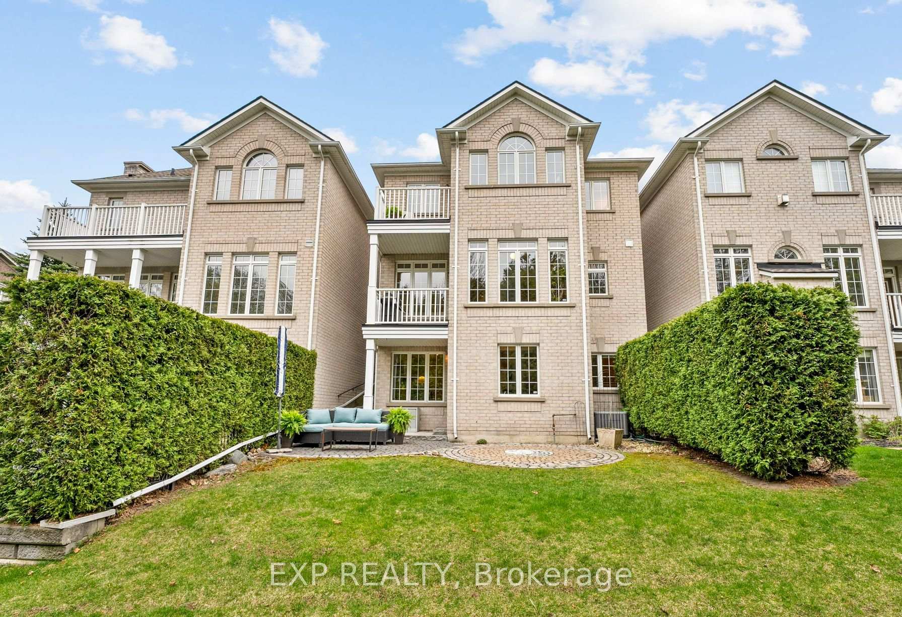 Photo 2 of 54 Stonecliffe Crescent, Aurora, Aurora Estates — HOMEH