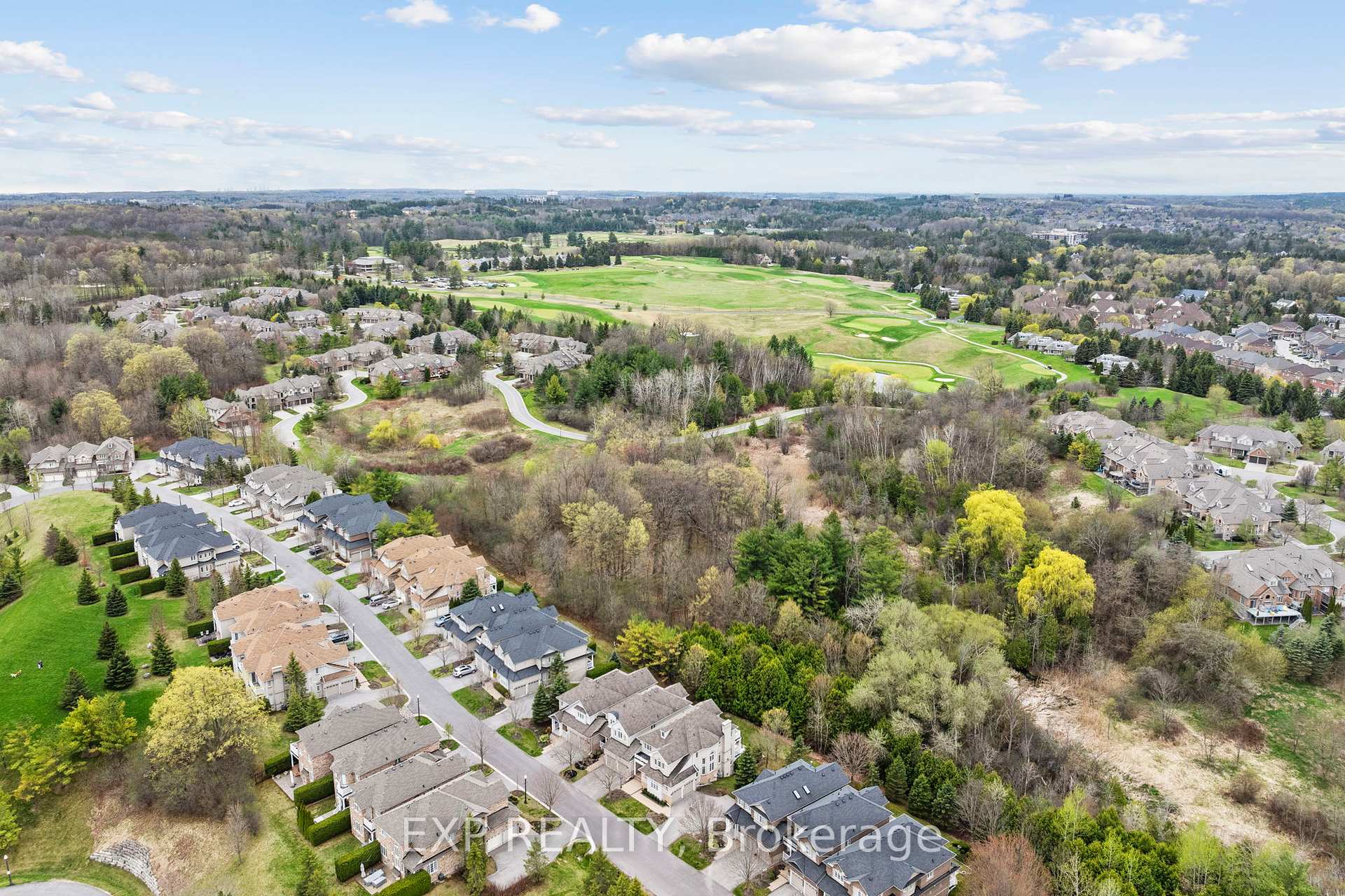 Photo 3 of 54 Stonecliffe Crescent, Aurora, Aurora Estates — HOMEH