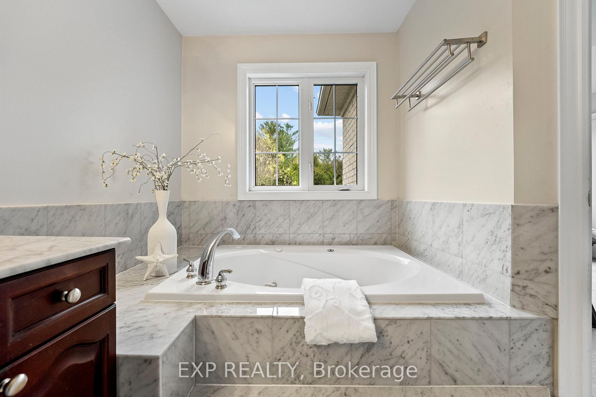Photo 27 of 54 Stonecliffe Crescent, Aurora, Aurora Estates — HOMEH