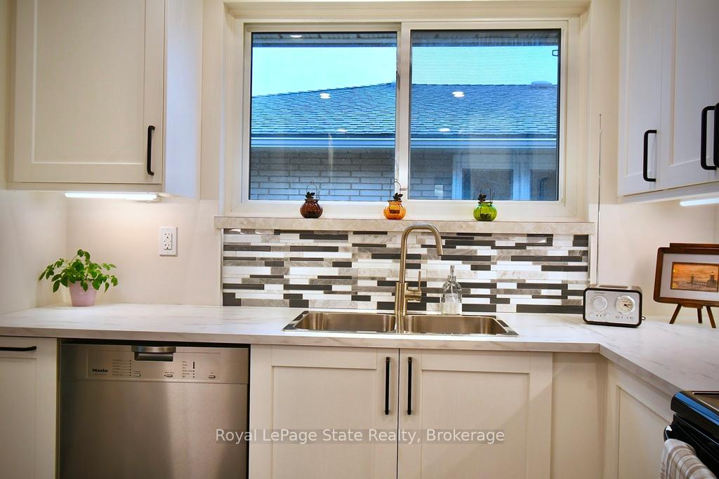 Photo 17 of 290 Carson Drive, Hamilton, Lisgar — HOMEH