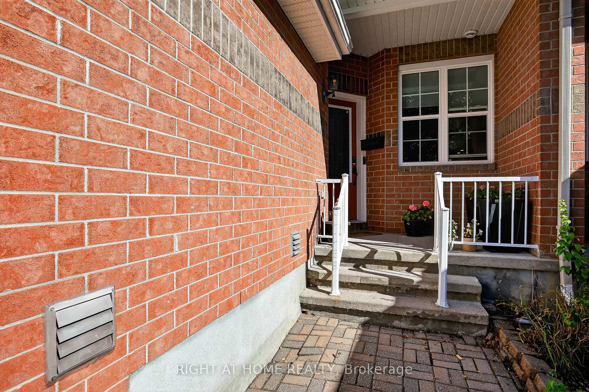 Photo 3 of 11 Oriska Way, Ottawa, Barrhaven - Longfields — HOMEH