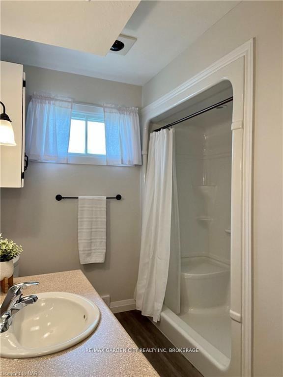Photo 20 of 462 Grantham Avenue, St. Catharines, Bunting/Linwell — HOMEH