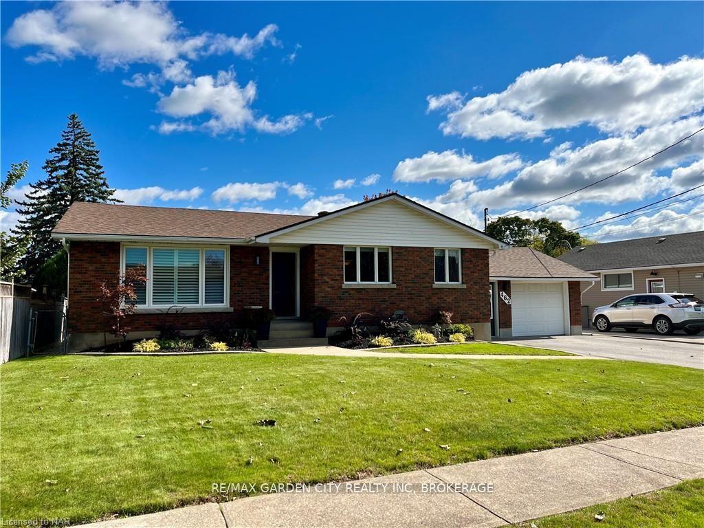 Photo 2 of 462 Grantham Avenue, St. Catharines, Bunting/Linwell — HOMEH