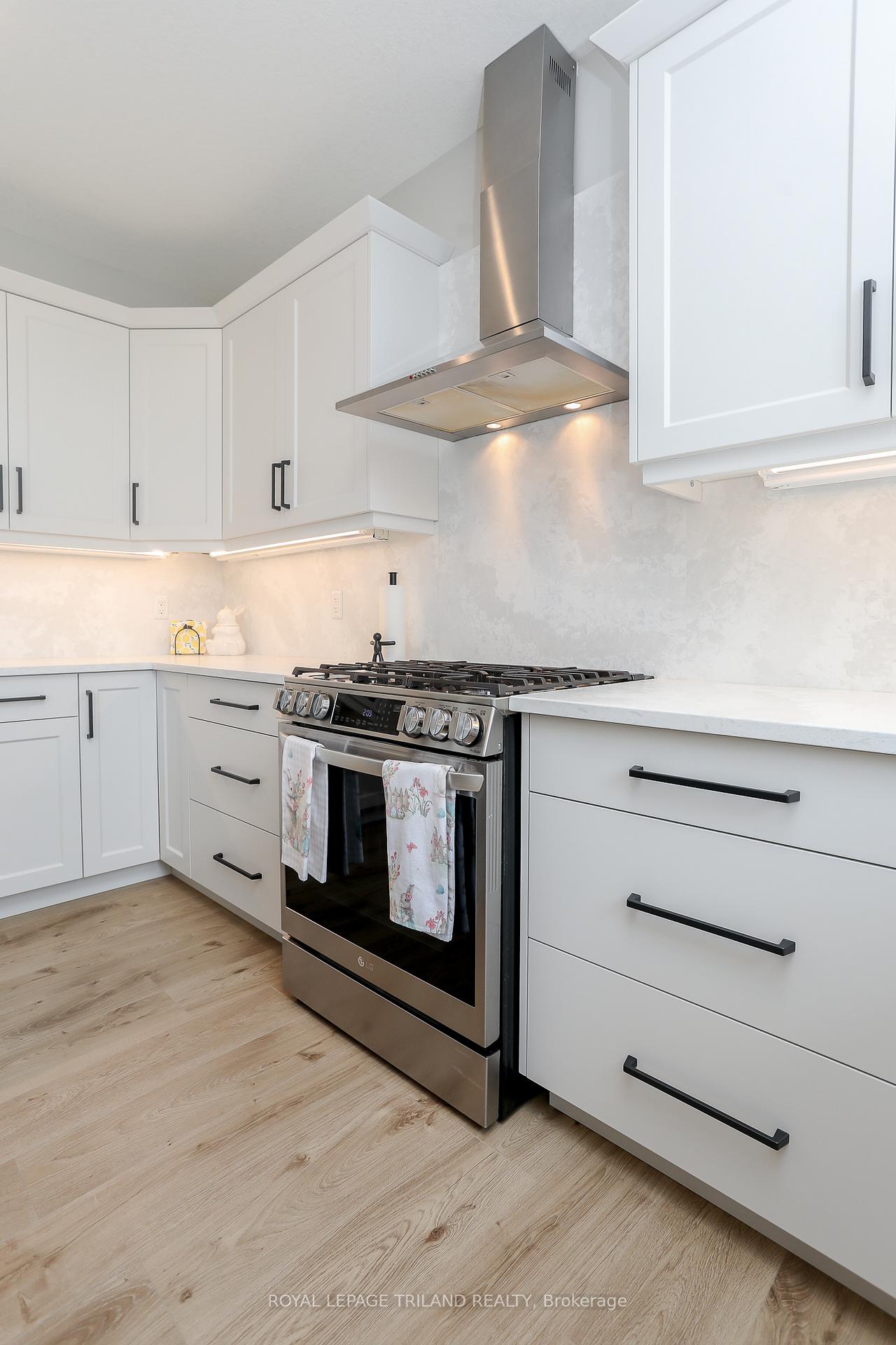 Photo 10 of 8 Oakmont Street, St. Thomas — HOMEH