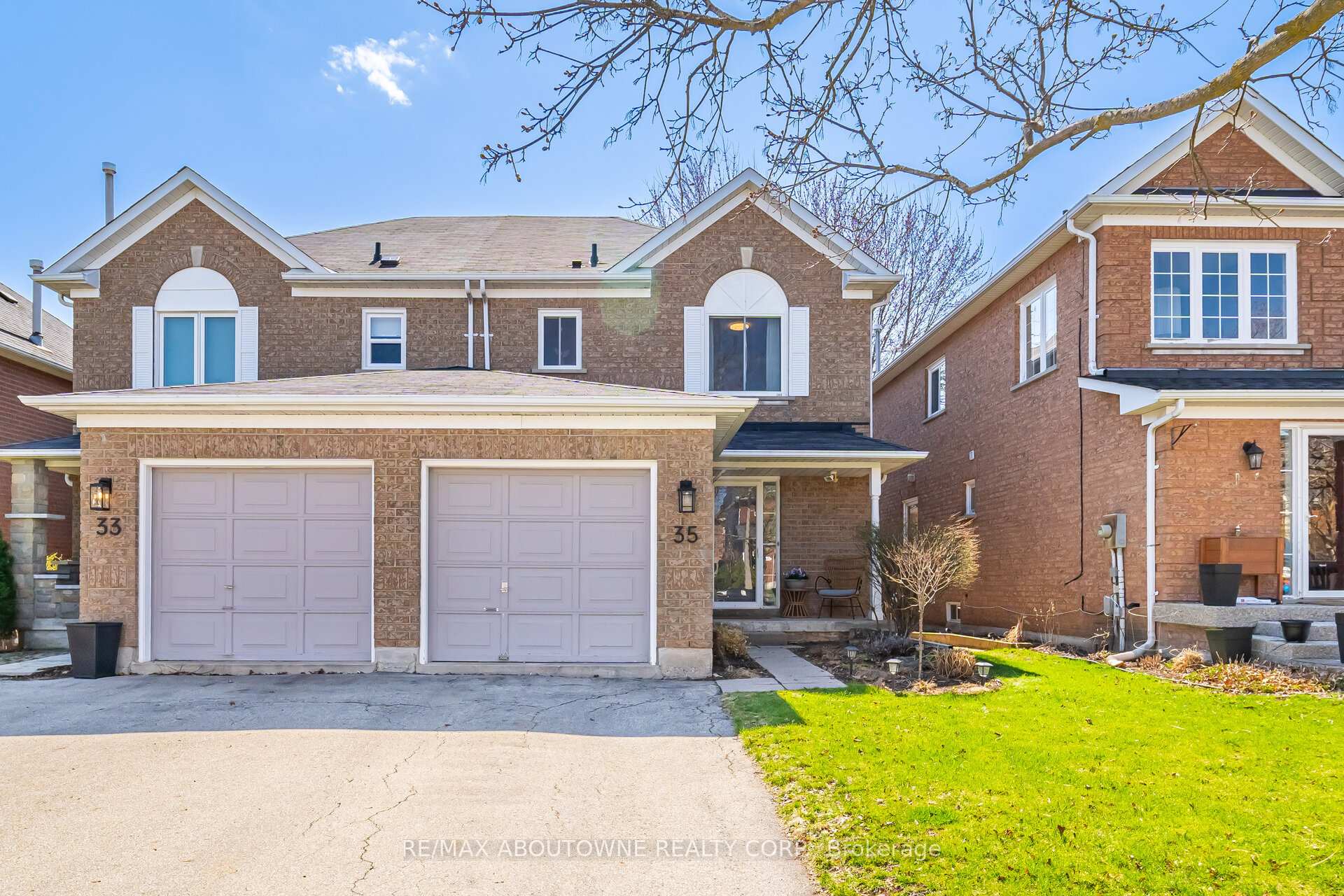 Photo 1 of 35 Harnesworth Crescent, Hamilton, Waterdown — HOMEH