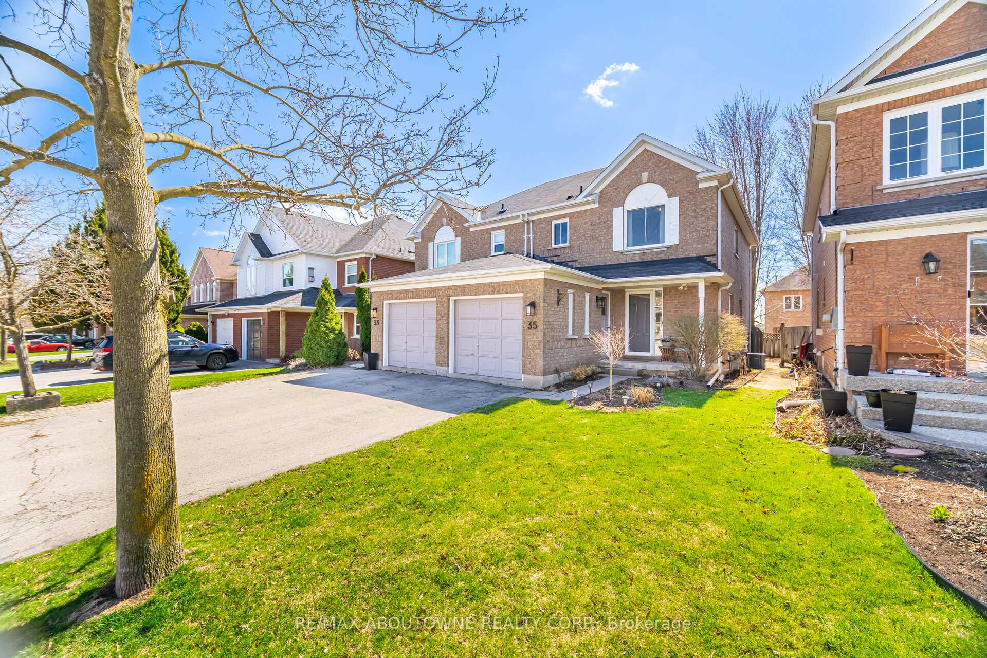 Photo 2 of 35 Harnesworth Crescent, Hamilton, Waterdown — HOMEH