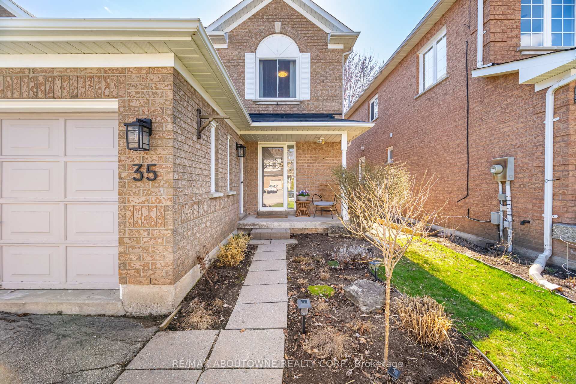 Photo 3 of 35 Harnesworth Crescent, Hamilton, Waterdown — HOMEH