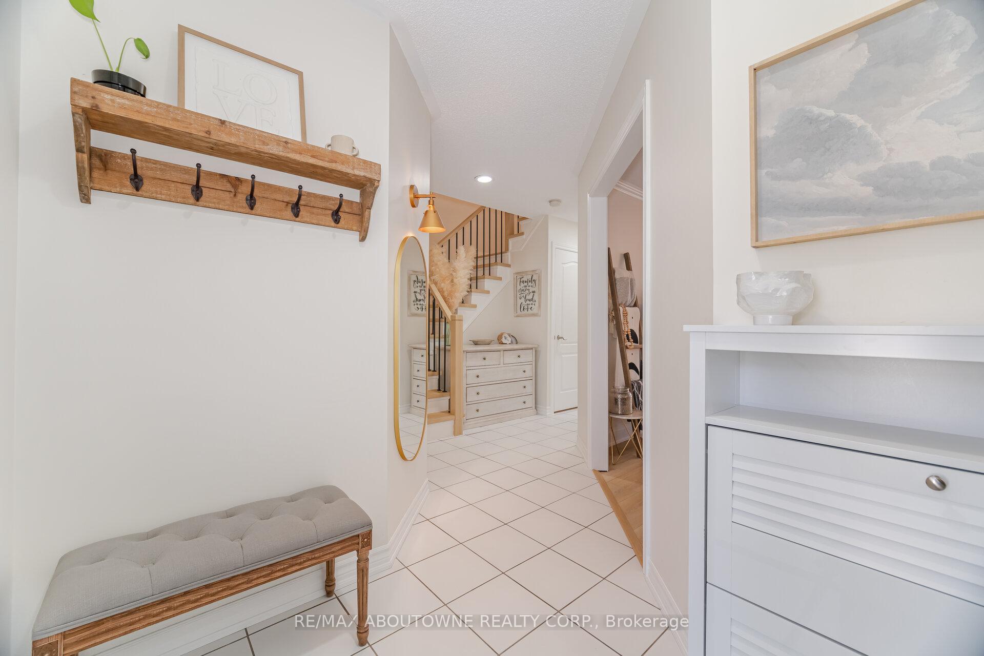 Photo 4 of 35 Harnesworth Crescent, Hamilton, Waterdown — HOMEH