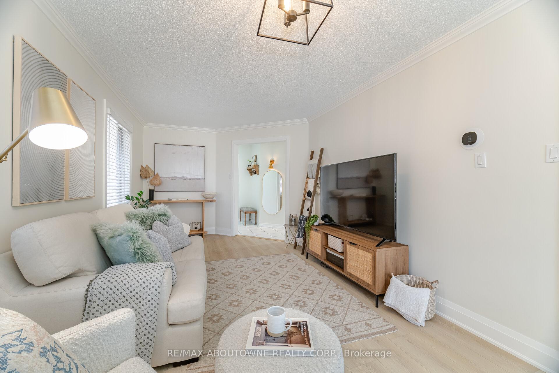 Photo 10 of 35 Harnesworth Crescent, Hamilton, Waterdown — HOMEH