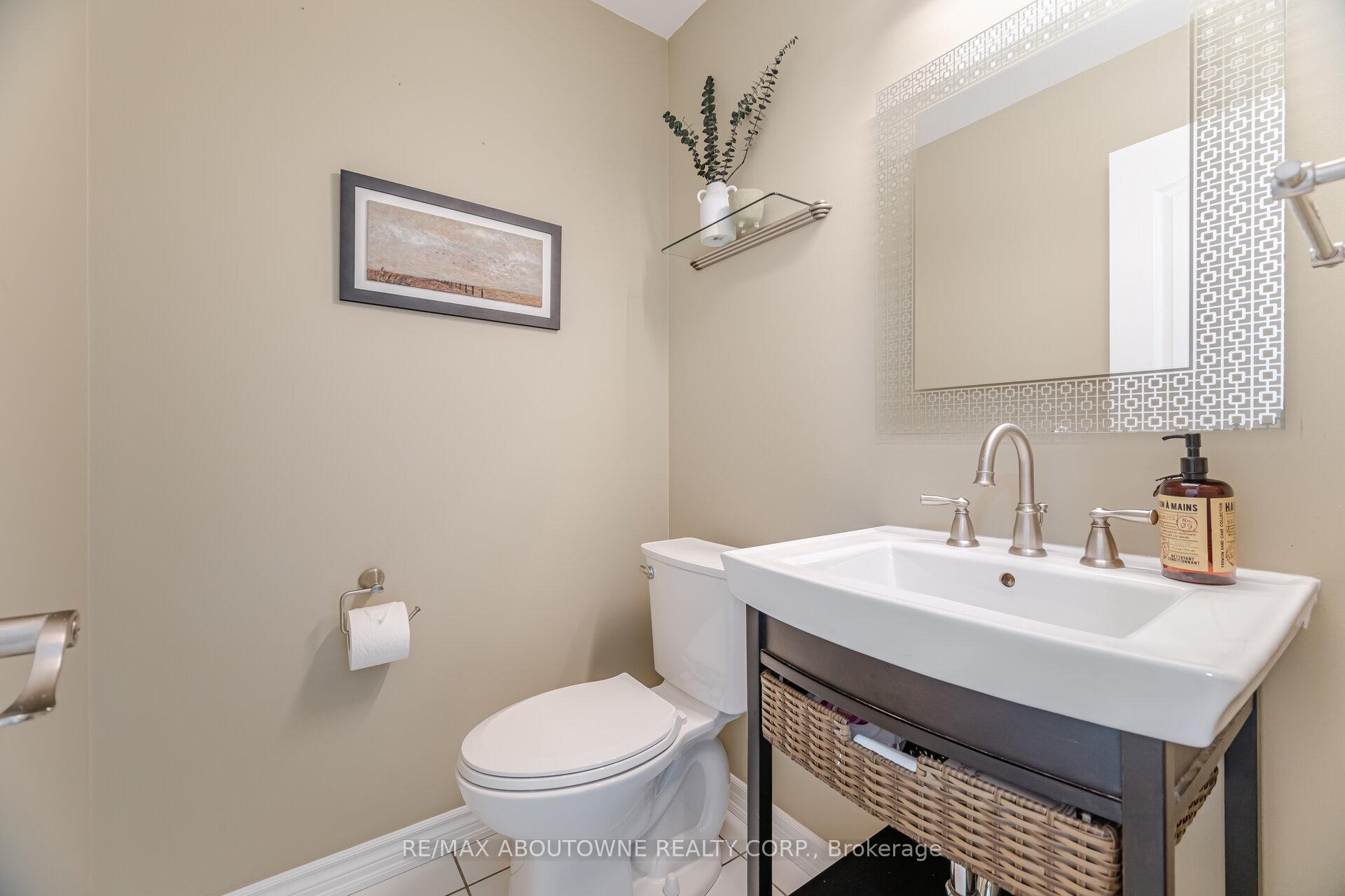 Photo 12 of 35 Harnesworth Crescent, Hamilton, Waterdown — HOMEH