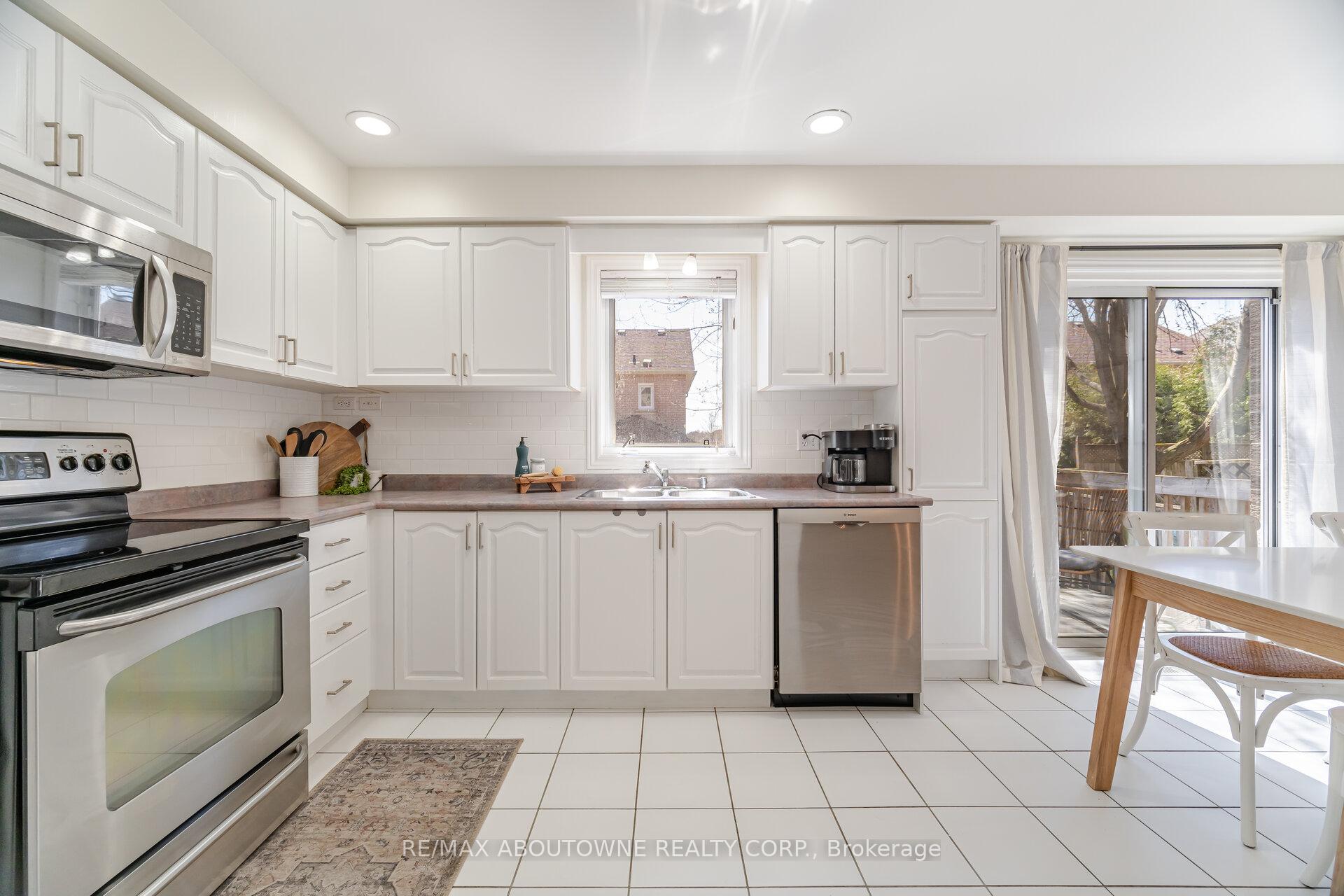 Photo 20 of 35 Harnesworth Crescent, Hamilton, Waterdown — HOMEH