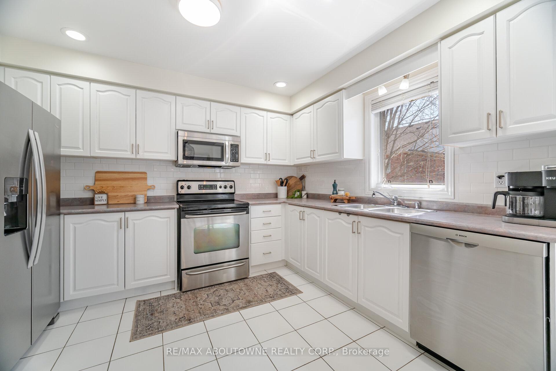 Photo 21 of 35 Harnesworth Crescent, Hamilton, Waterdown — HOMEH