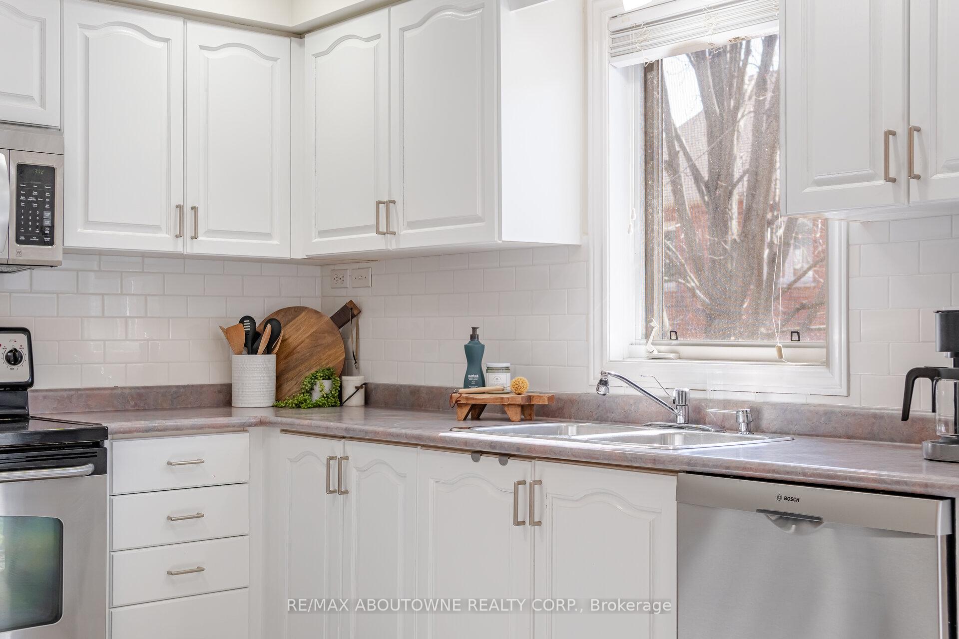 Photo 22 of 35 Harnesworth Crescent, Hamilton, Waterdown — HOMEH