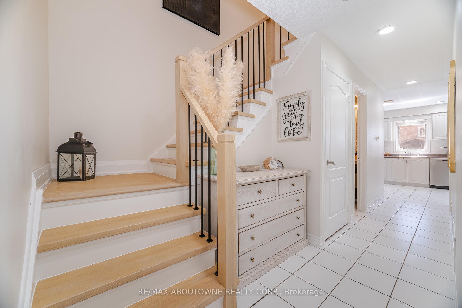Photo 24 of 35 Harnesworth Crescent, Hamilton, Waterdown — HOMEH