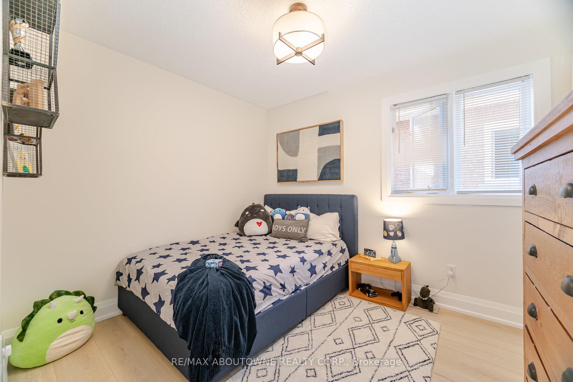Photo 33 of 35 Harnesworth Crescent, Hamilton, Waterdown — HOMEH