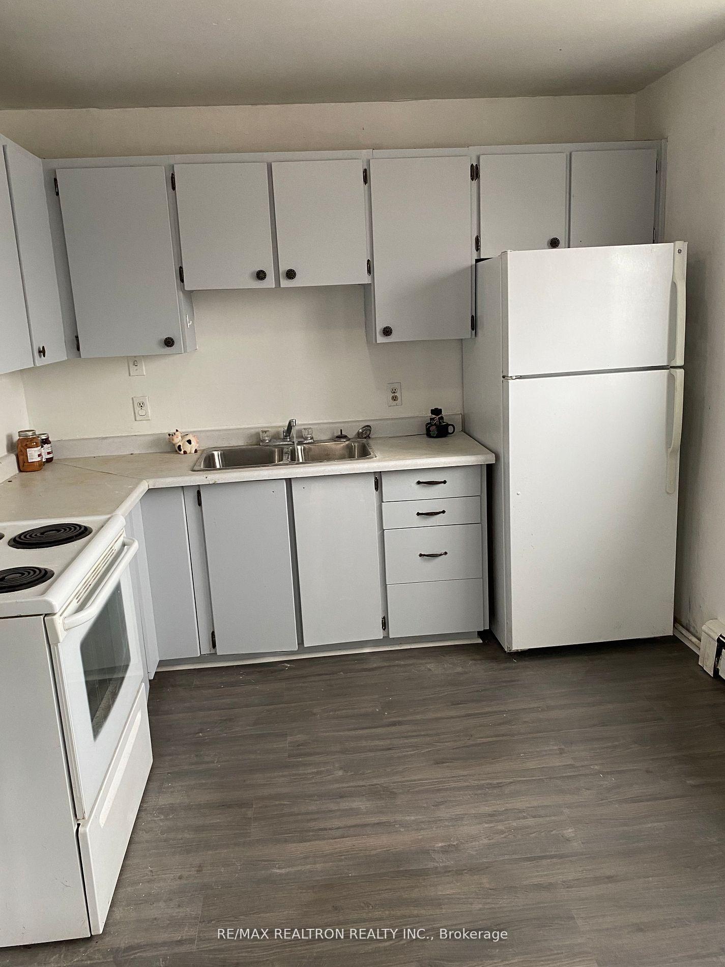 Front of Unit 5, 65 Glenelg Street W