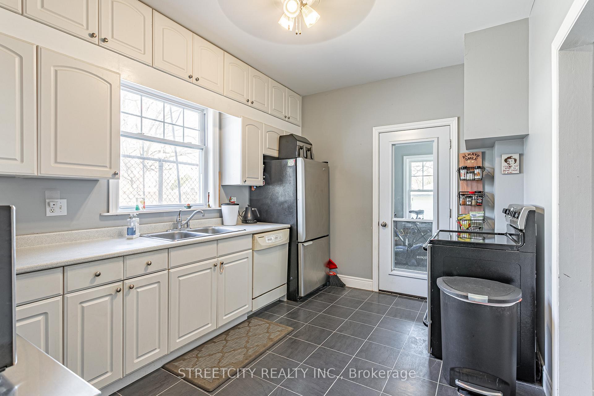 Photo 9 of 27 East Street N, St. Thomas — HOMEH