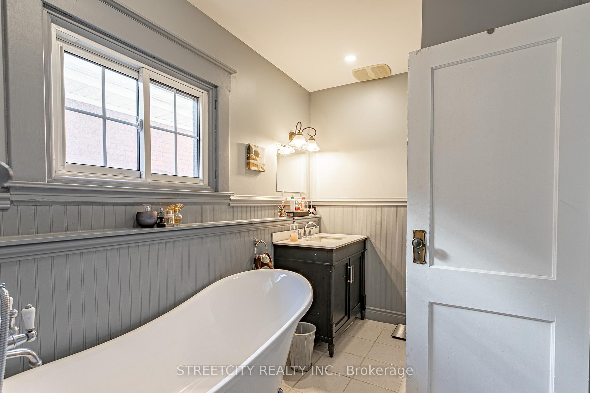 Photo 18 of 27 East Street N, St. Thomas — HOMEH